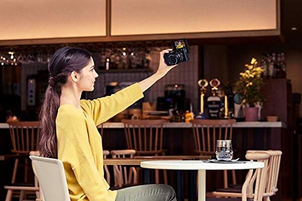 Découvrez notre test de l'appareil photo Sony Alpha 6400 avec objectif 16-50mm : performances, qualité d'image et innovations à connaitre avant d'acheter
