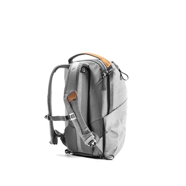 Découvrez notre test détaillé du sac à dos Peak Design 20L V2 Asche : design, fonctionnalités, qualité et verdict d'un modèle incontournable pour les créatifs et voyageurs. 