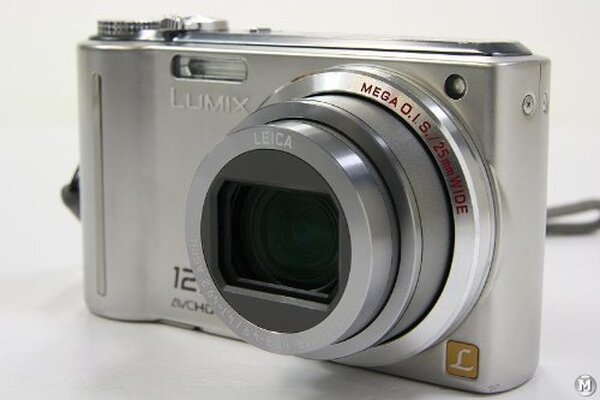 Découvrez notre test complet du Panasonic Lumix DMC-TZ7, un appareil photo compact doté d'un zoom 12x performant. Performances, design et fonctionnalités analysés en détail.