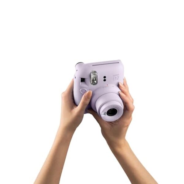 Découvrez notre test détaillé de l'instax mini 12 lilas : performances, qualité photo, objectif selfie et verdict complet de cet appareil photo instantané