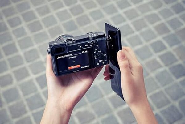 Découvrez notre test complet du Sony Alpha 6400, cet hybride APS-C performant conçu pour les créateurs vidéo. Autofocus rapide, stabilisation d'image et ergonomie optimale pour le vlogging.